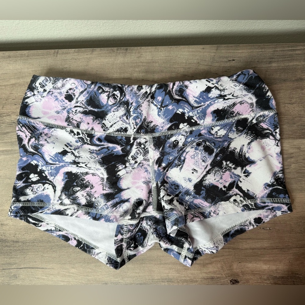 Fleo Shorts - Picture 2 of 3